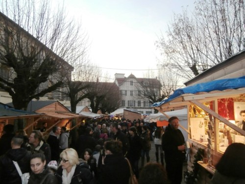 foule au marché de Noël