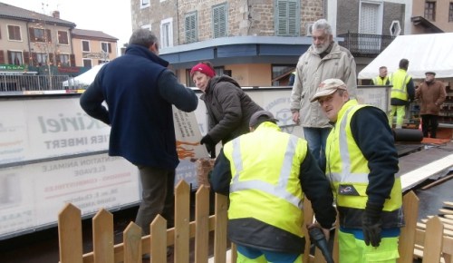Bénévoles, élus et personnel communal ensembles.