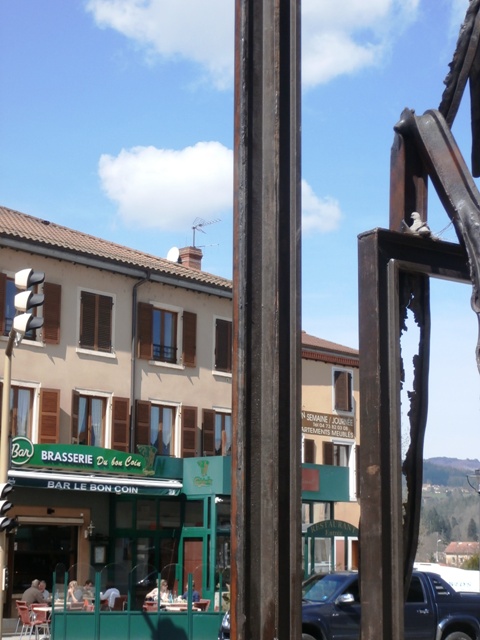 une tourterelle devant le bon coin à Ambert