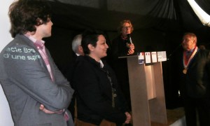 B. Bouchet, F. Pérot (adjointe qui a suivi la construction) recoivent le prix.